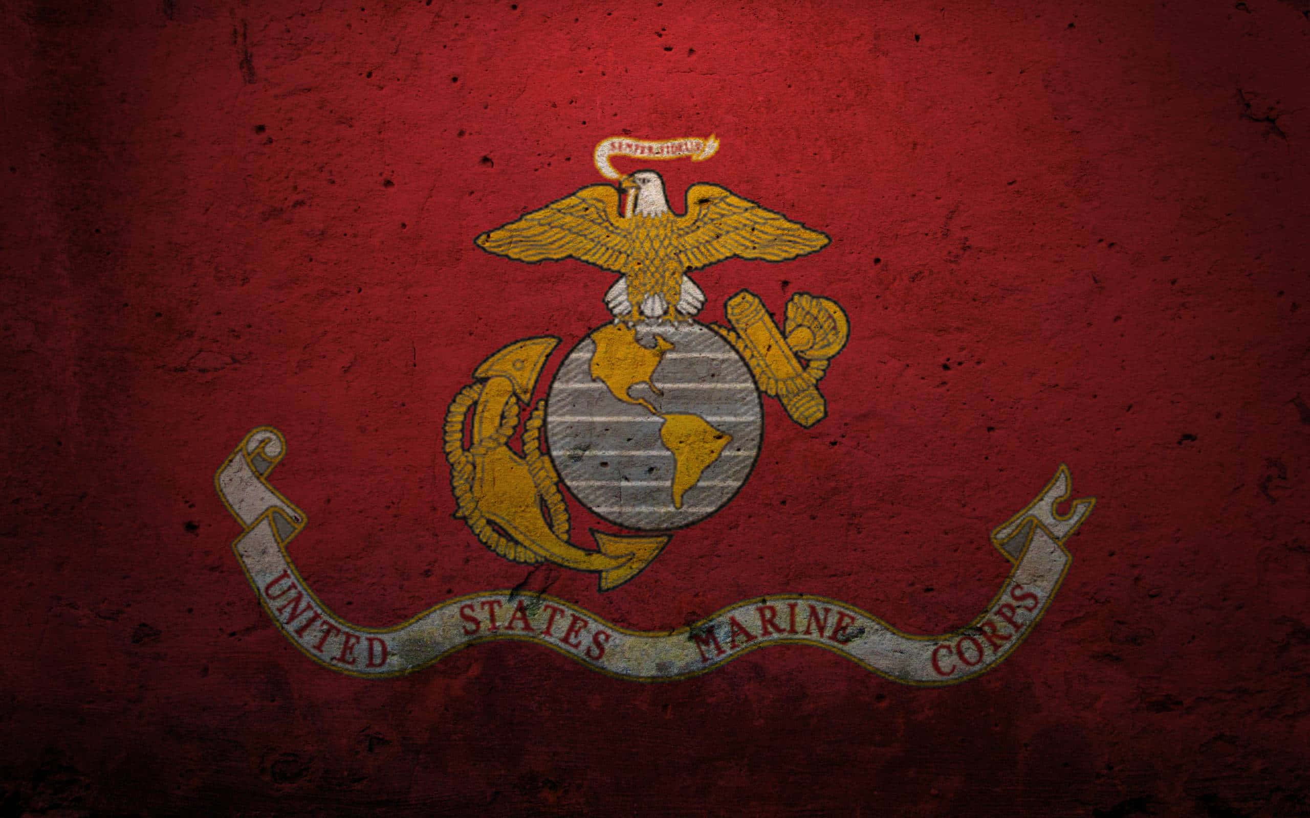 Marine 桌布 壁紙 — 一面風化的紅旗展示美國海軍陸戰隊徽章，上有金色鷹、地球和錨，背景帶有紋理。