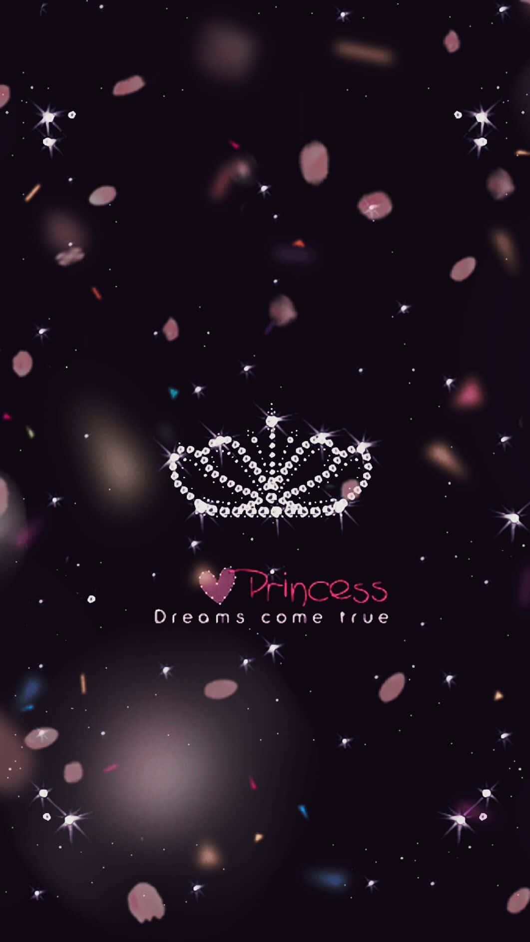 一頂鑲有寶石的皇冠，上面寫著「Princess Dreams come true」，周圍環繞著閃光和粉紅花瓣。 — 可愛 iPhone 壁紙 壁紙