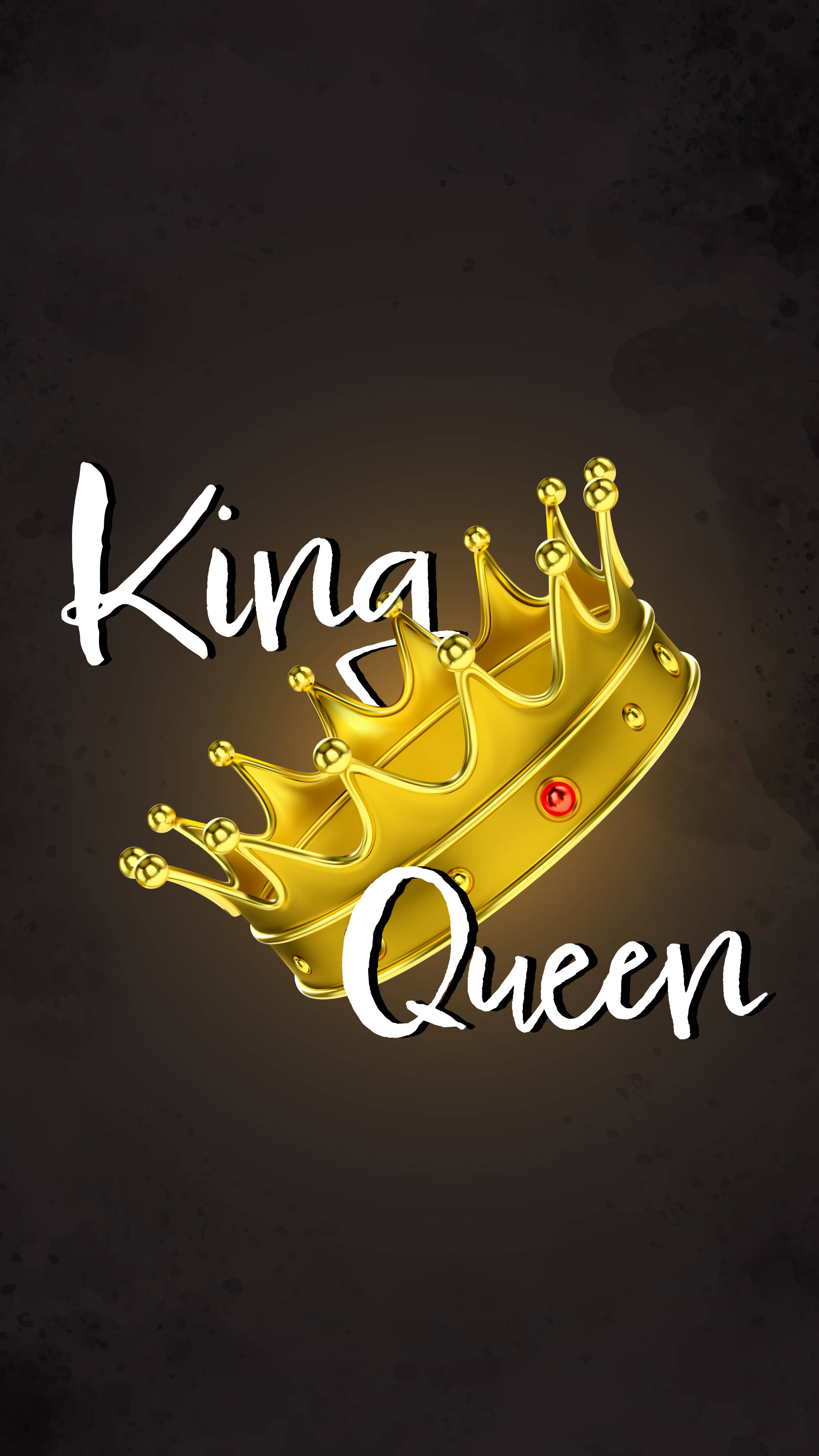 Queen 桌布 壁紙 — 一頂閃閃發光的金色皇冠，鑲有紅色寶石，放置在深色紋理背景上的King和Queen字樣之間。