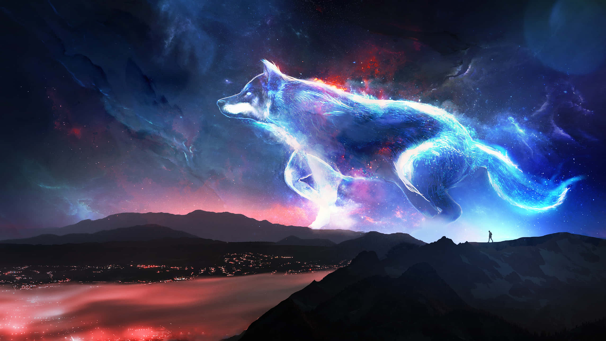 型狼 桌布 壁紙 — 一頭發光的宇宙狼在暮色中翱翔於山區景觀之上，一個孤獨的身影仰望。