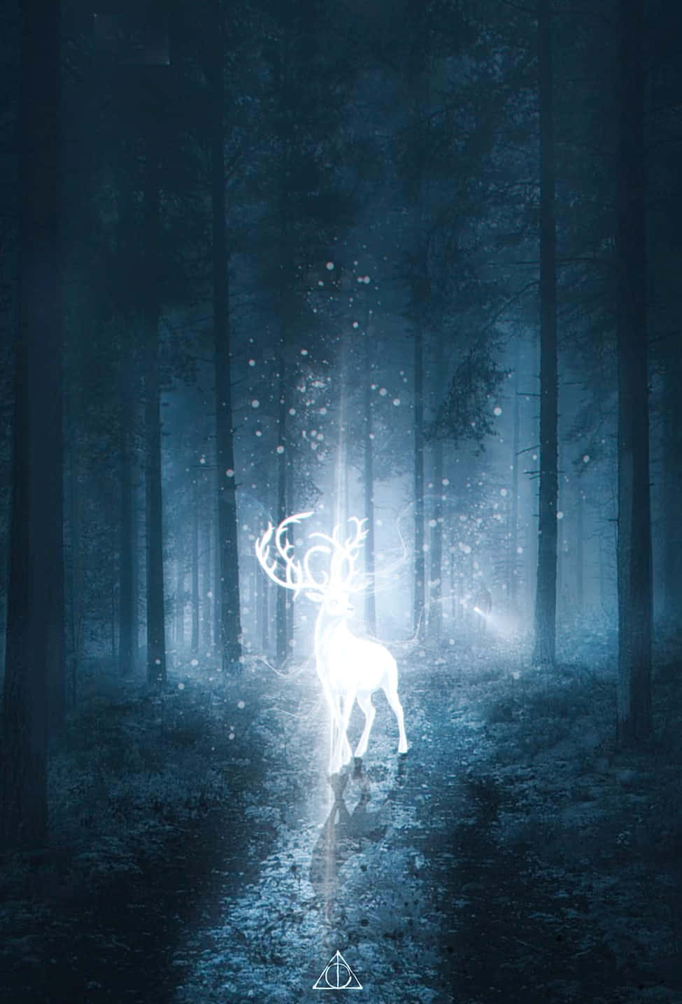 Patronus 桌布 壁紙 — 一頭發光的白色雄鹿，擁有複雜的鹿角，站在迷霧藍色的森林中，透過高聳的樹木投射出柔和的光芒。