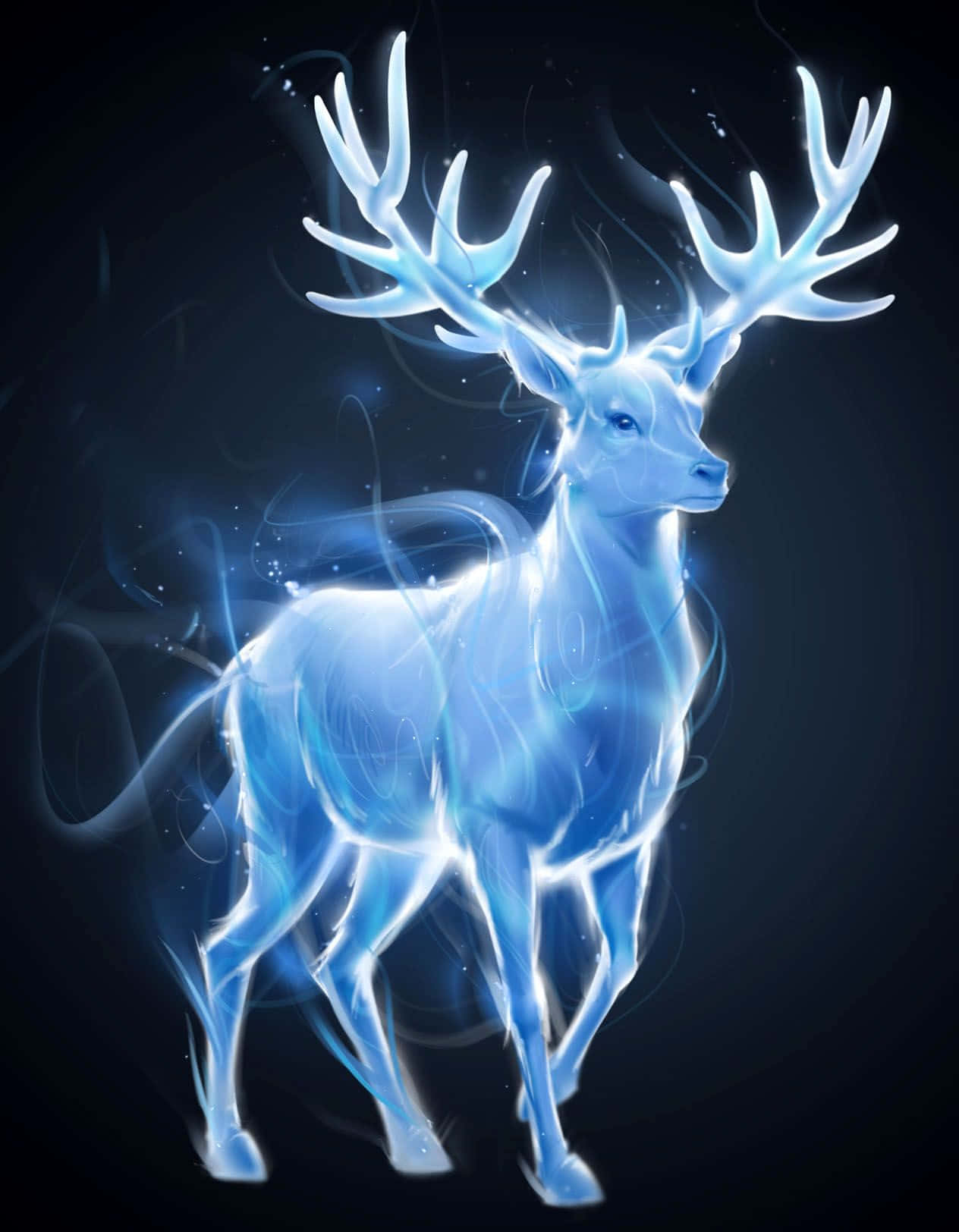 Patronus 桌布 壁紙 — 一頭發光的藍色雄鹿，鹿角閃耀，在黑暗背景中顯得空靈，周圍環繞著旋轉的能量和閃爍的粒子。