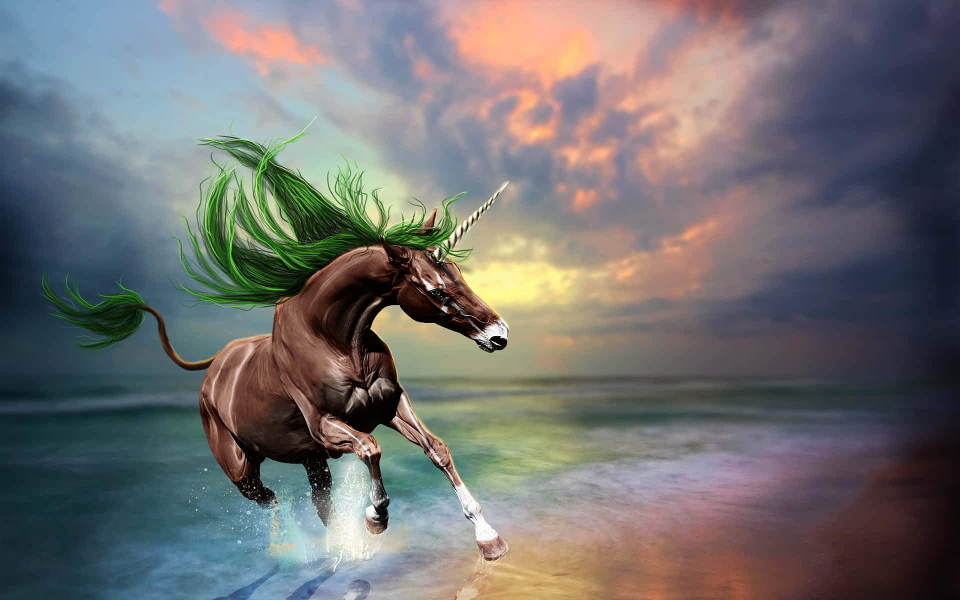 3d Unicorn 桌布 壁紙 — 一頭雄偉的棕色獨角獸，擁有充滿活力的綠色鬃毛，在戲劇性的日落天空下，奔騰在淺海水中。