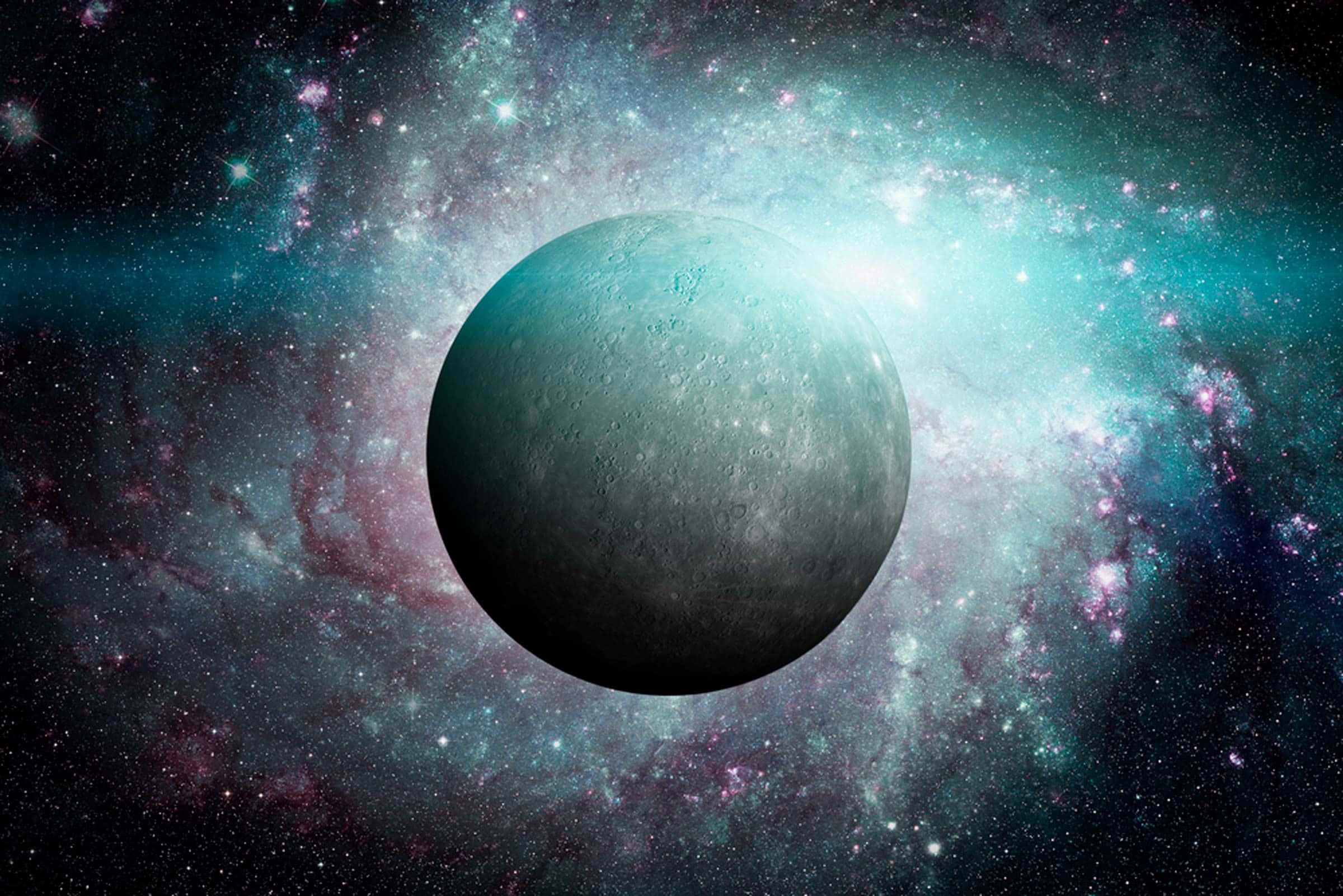 Mercury 桌布 壁紙 — 一顆佈滿隕石坑的灰色行星，在青綠色、粉紅色和紫色的星雲以及閃爍的星星所組成的鮮豔宇宙背景下，寧靜地漂浮著。