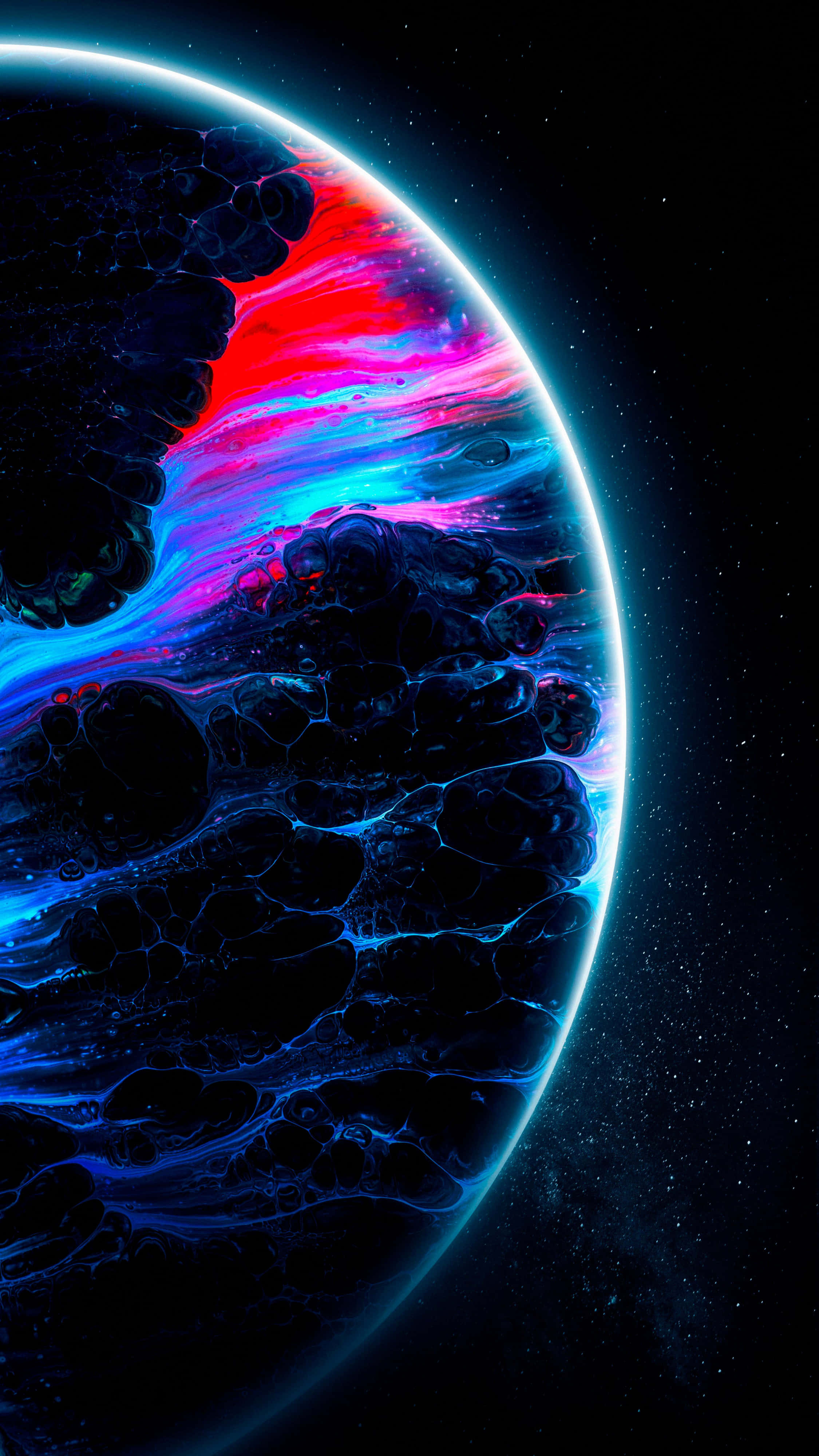 黑色電話 桌布 壁紙 — 一顆充滿活力的外星行星，在繁星點點的黑色虛空中，有旋轉的紅色、粉紅色和藍色星雲。