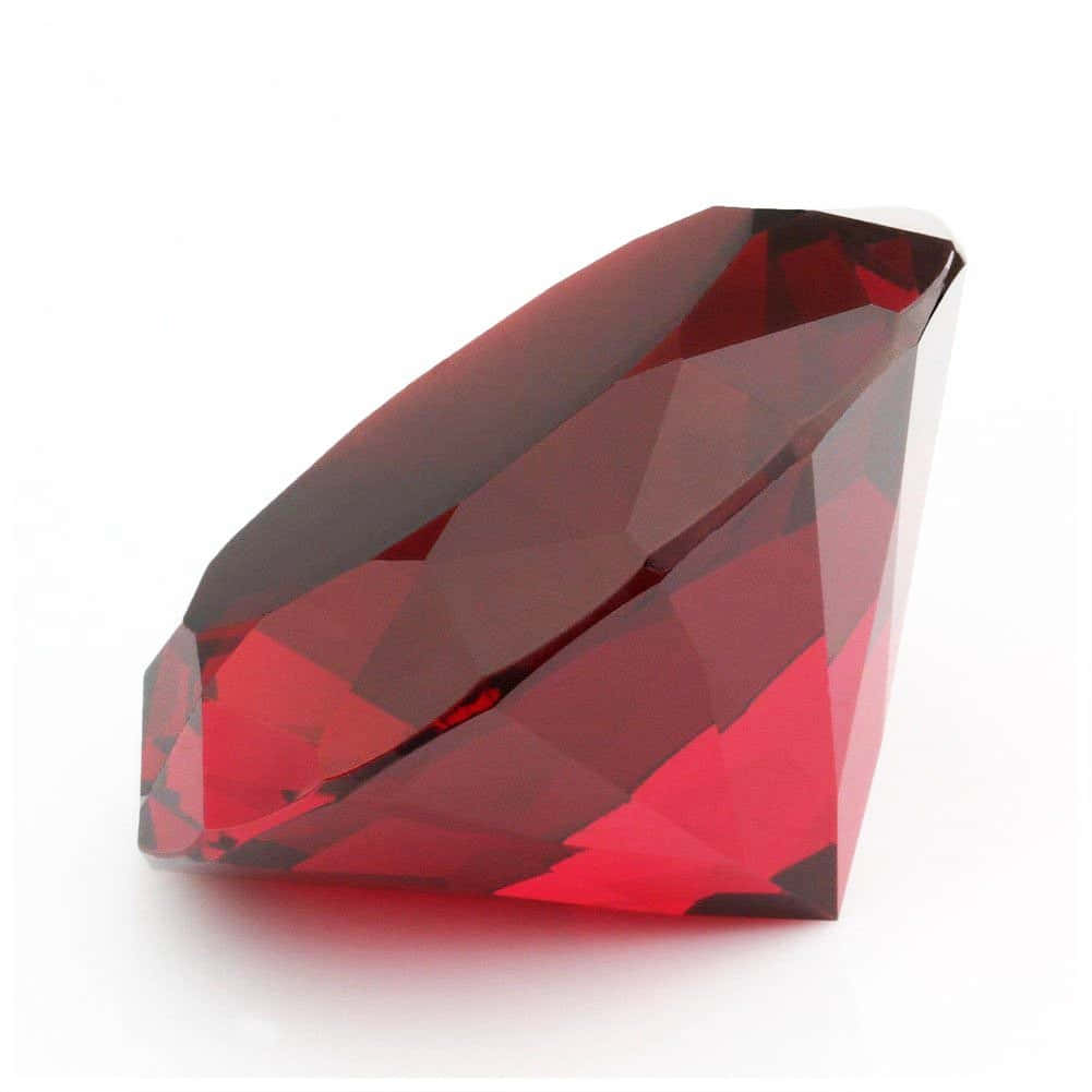 Red Diamond 桌布 壁紙 — 一顆切割面深紅色寶石，在純白背景上閃耀著豐富色彩和銳利幾何切面。