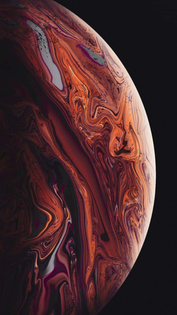 iPhone 6s 桌布 壁紙 — 一顆在黑色虛空中旋轉、帶有火橙色和深紅色大理石紋理的行星。