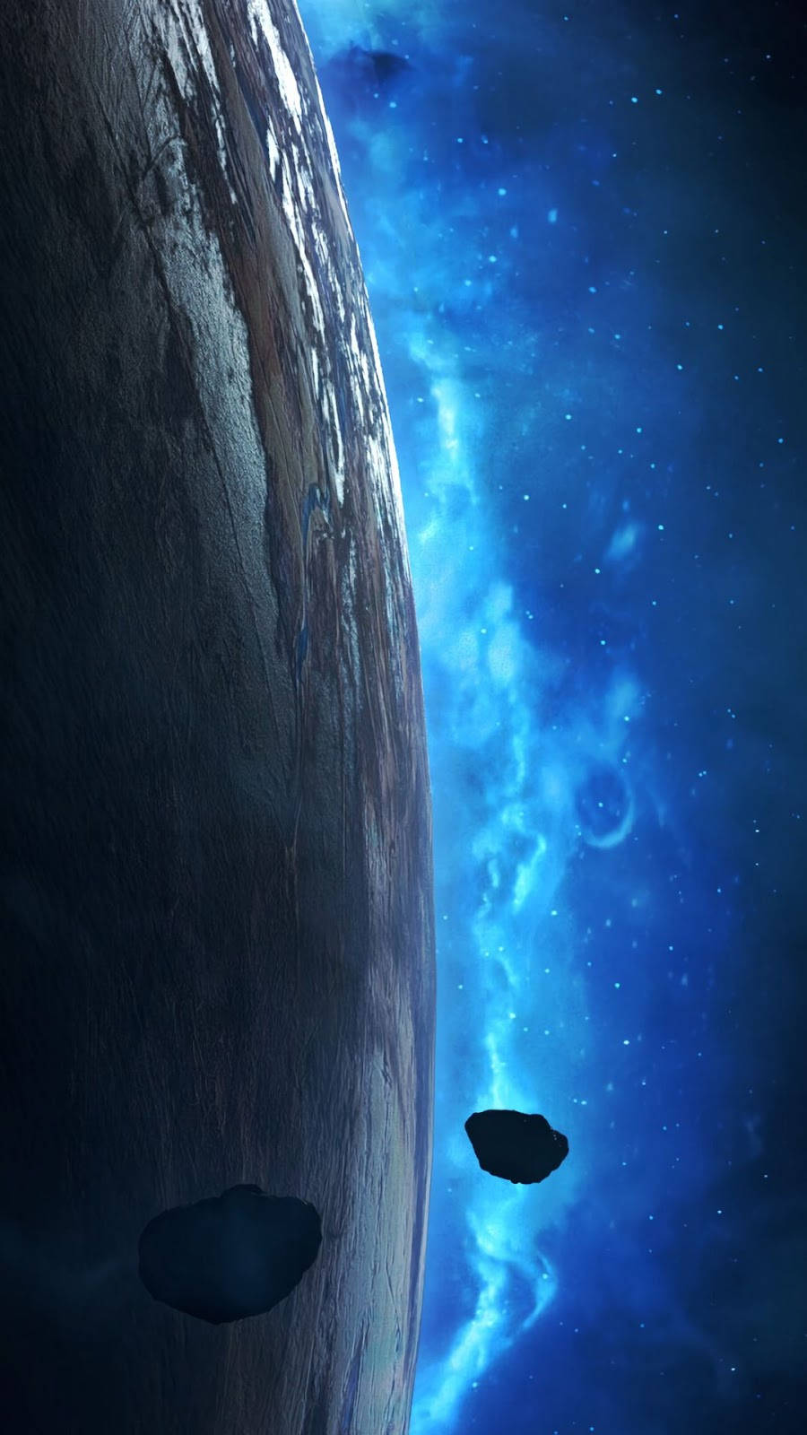 手機 桌布 壁紙 — 一顆地形崎嶇的巨大行星，在充滿恆星和漂浮小行星的鮮豔藍色星雲前彎曲。
