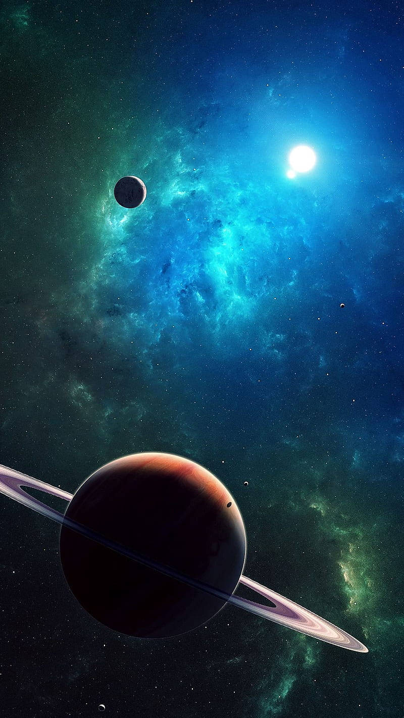 Solar System HD 桌布 壁紙 — 一顆宏偉的環狀行星在充滿活力的星雲中發光，伴隨著遙遠的衛星和光芒四射的恆星。