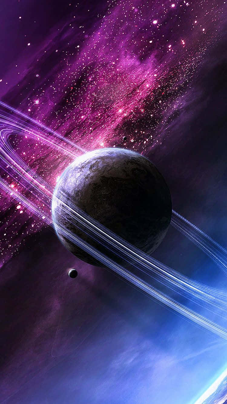 Beautiful Space 桌布 壁紙 — 一顆宏偉的環狀行星在充滿閃爍星星的鮮豔紫色和藍色宇宙星雲中發光。