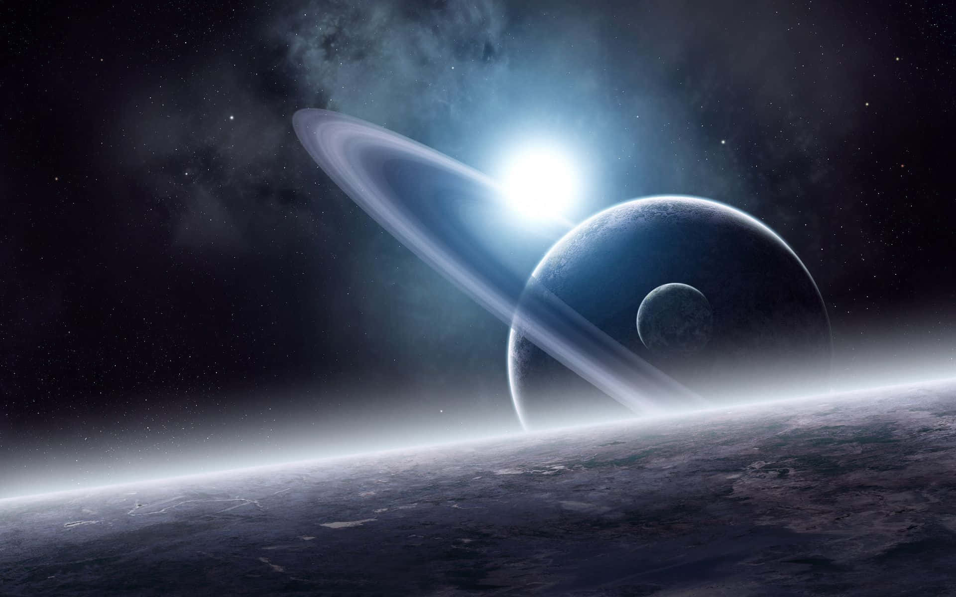 Cool Space 桌布 壁紙 — 一顆宏偉的環狀行星在燦爛的太陽下，在繁星點點的宇宙背景中，伴隨著月亮和遙遠的地平線發光。