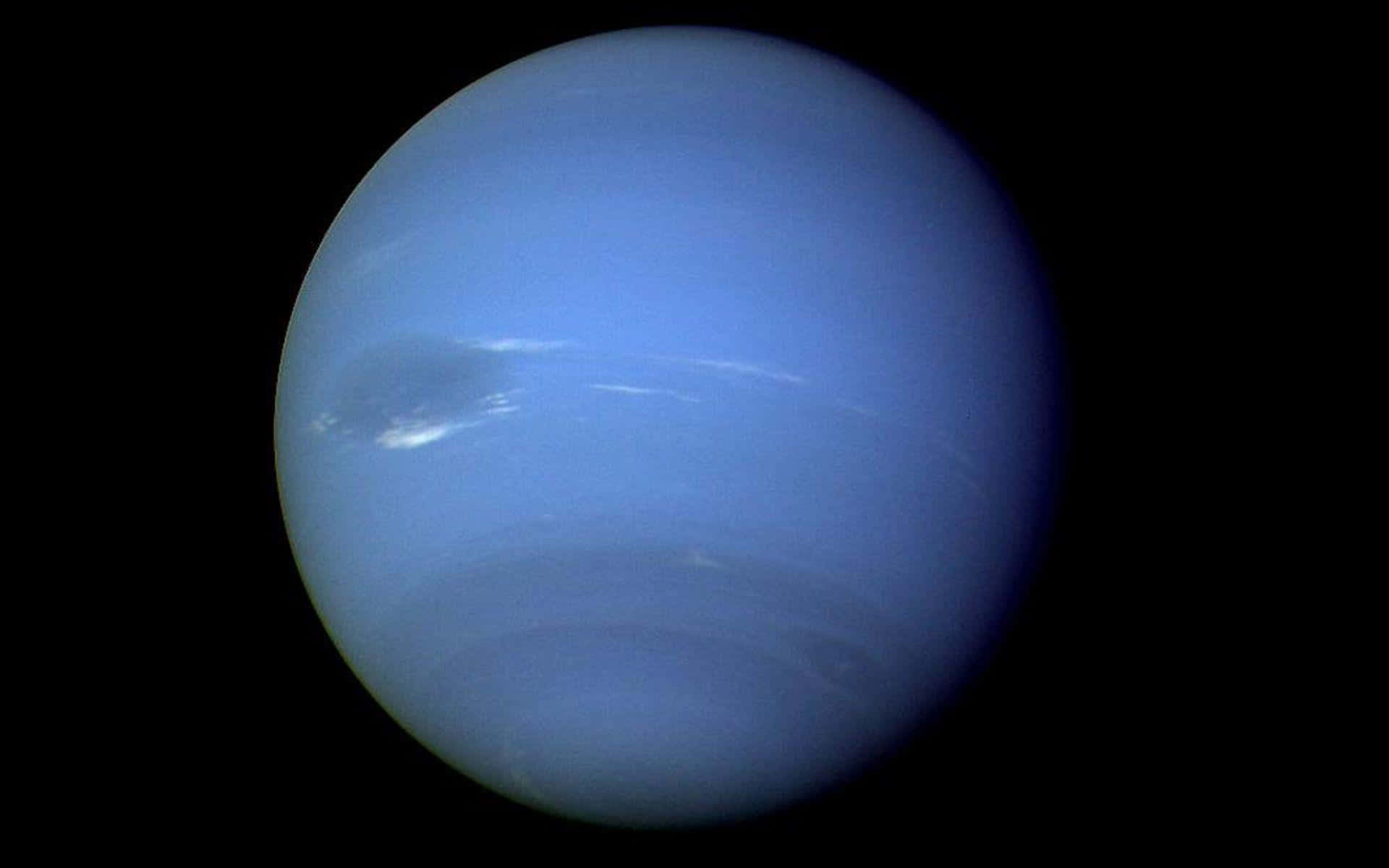 Neptune 桌布 壁紙 — 一顆寧靜的藍色行星，帶有淡淡的雲帶，在太空的黑暗中柔和地發光。