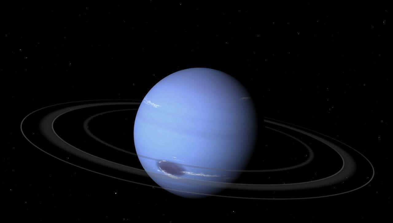 Neptune 桌布 壁紙 — 一顆寧靜的藍色行星帶著微弱的環，在佈滿星星的黑色虛空中發光。