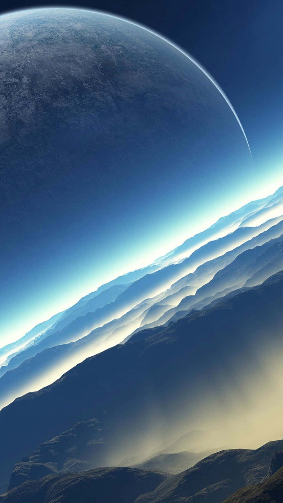 Exoplanet 桌布 壁紙 — 一顆巨大的外星行星籠罩在層層疊疊的山脈之上，山脈沐浴在空靈的藍色和金色光芒中。