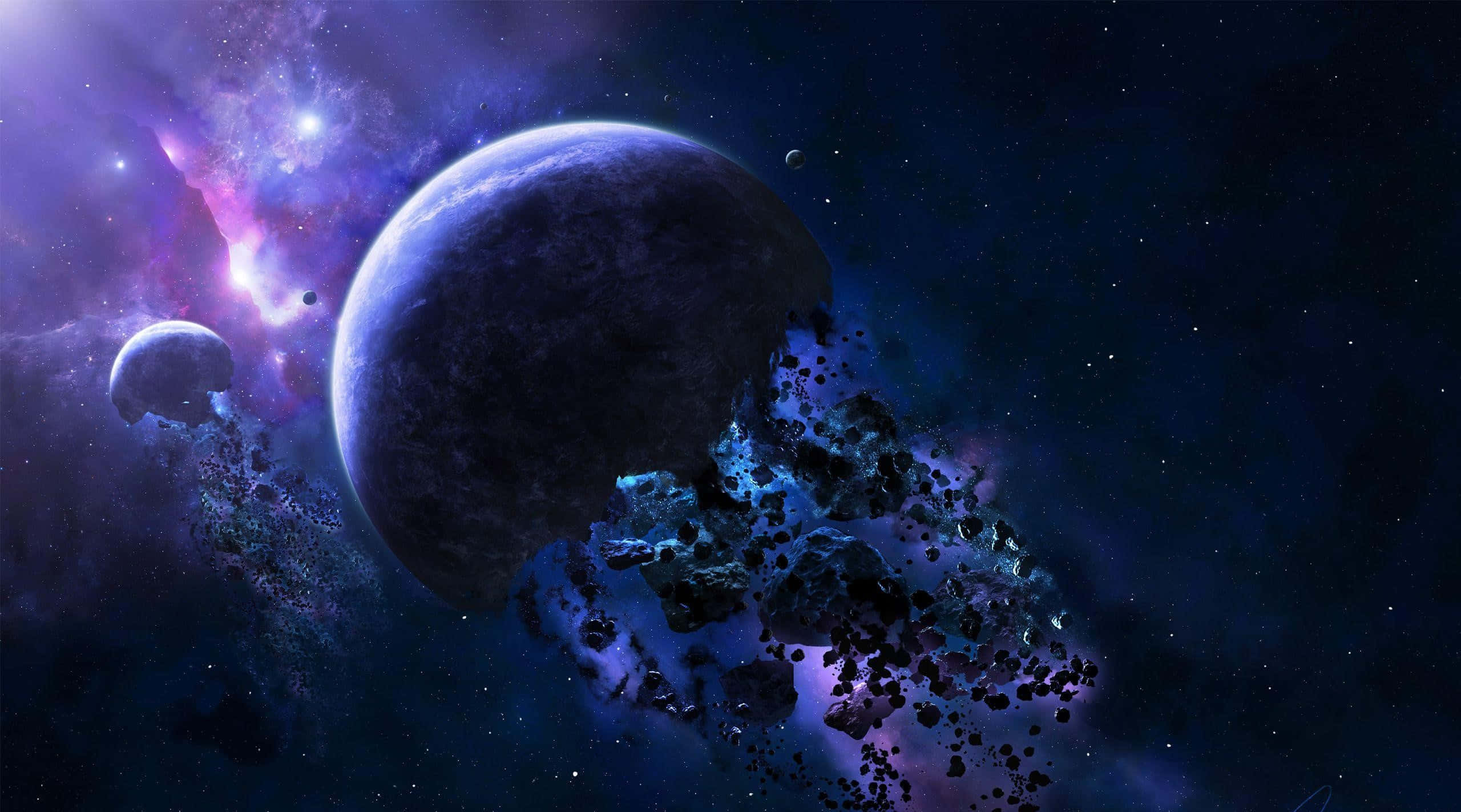 Asteroid 桌布 壁紙 — 一顆巨大的黑暗行星在充滿紫色、粉紅色和藍色宇宙雲及漂浮小行星的鮮豔星雲中漂流。
