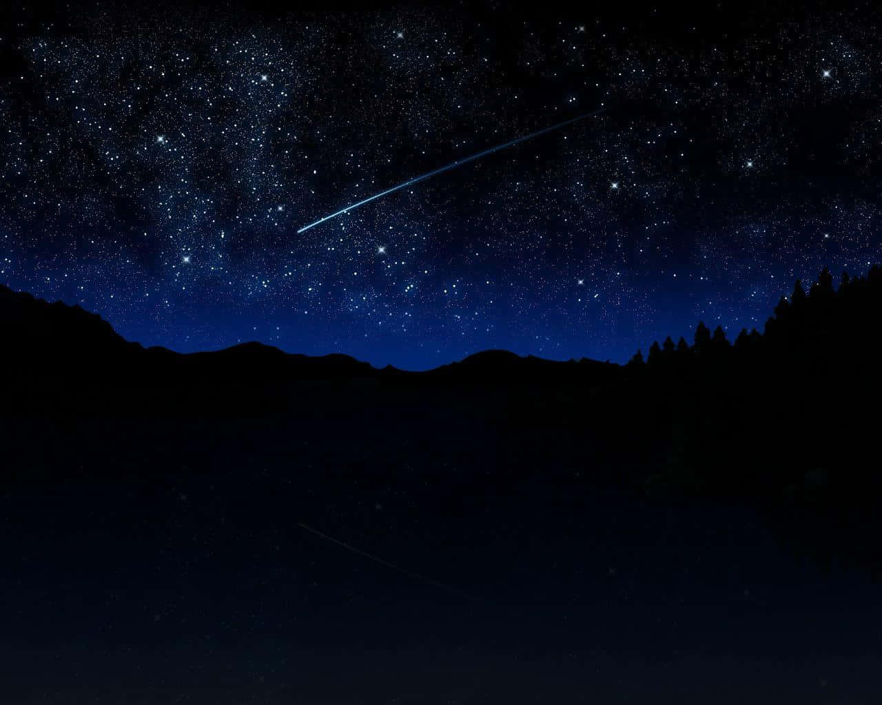 Dark Sky 桌布 壁紙 — 一顆明亮的流星劃過繁星點點的夜空，下方是黑暗的山巒和森林輪廓。