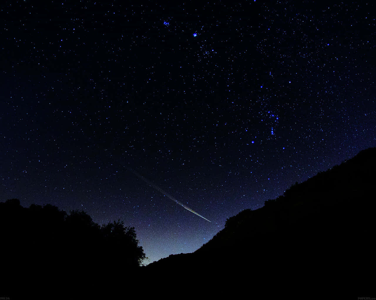 Beautiful Star 桌布 壁紙 — 一顆明亮的流星劃過黑暗山巒剪影上方的星空夜空。