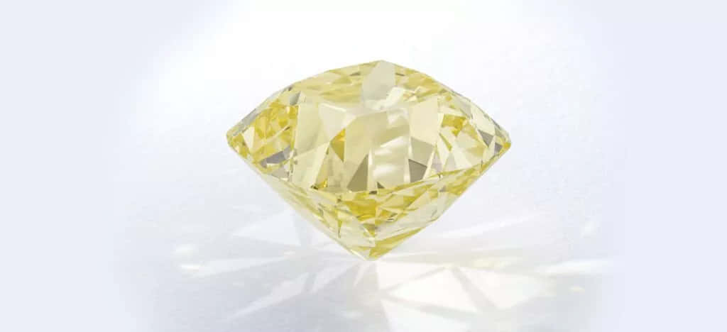 Yellow Diamond 桌布 壁紙 — 一顆璀璨的黃色鑽石，帶有精確的切割面，在柔和的白色背景上閃耀，投射出微妙的幾何陰影。