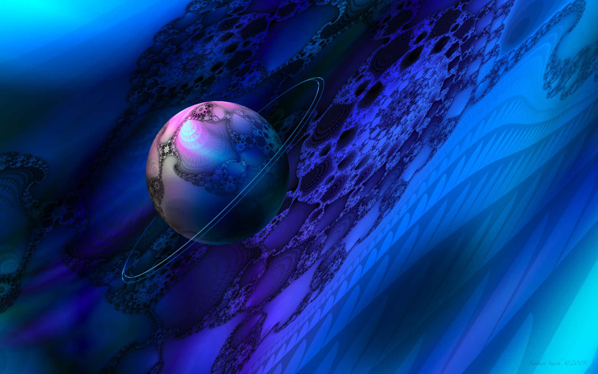 Blue Planet 桌布 壁紙 — 一顆發光的碎形行星帶有光環，漂浮在深藍色和紫色的漩渦宇宙圖案中。