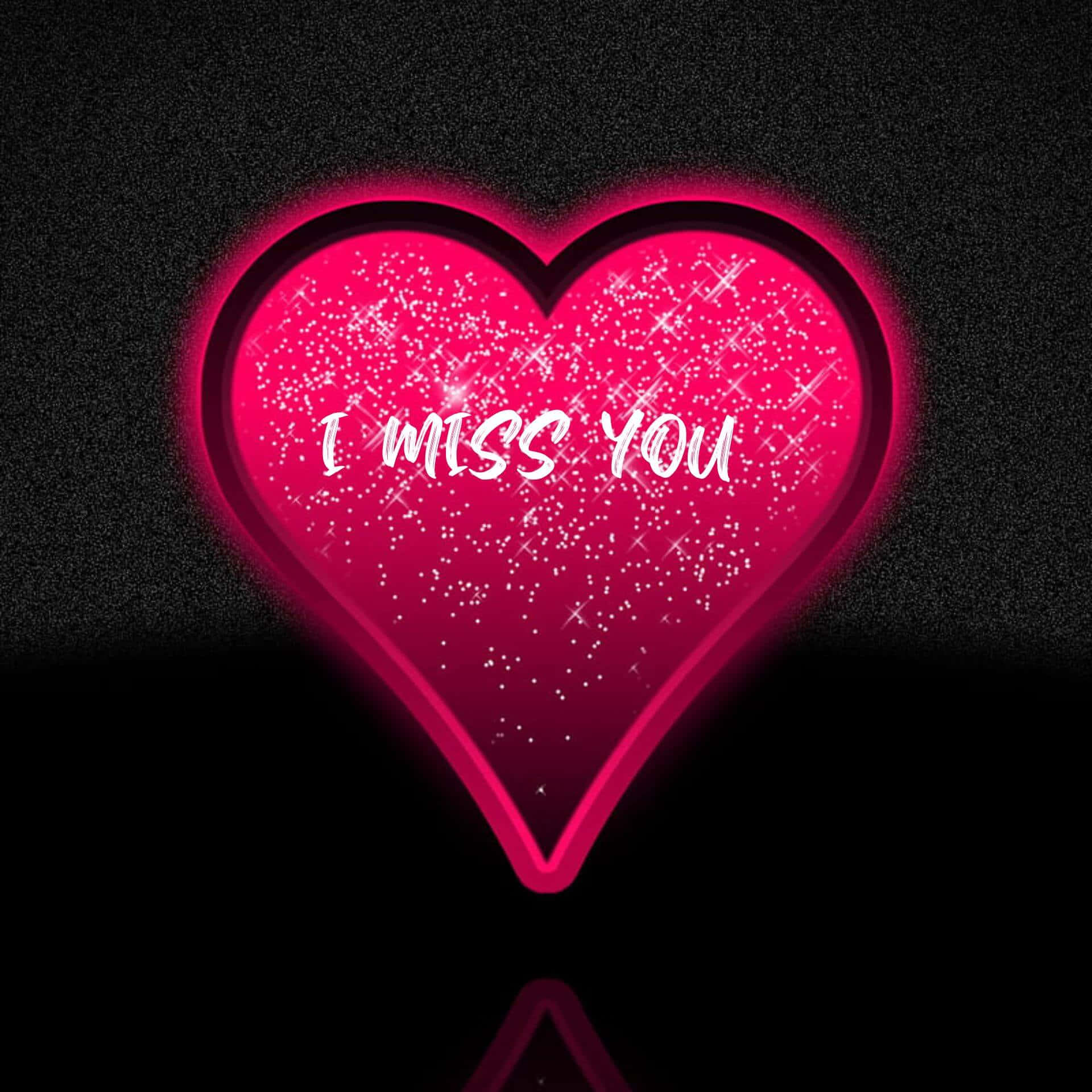 I Miss You 桌布 壁紙 — 一顆發光的粉紅色心形，帶有閃閃發光的亮片和文字 I MISS YOU，在深色紋理背景上閃耀。
