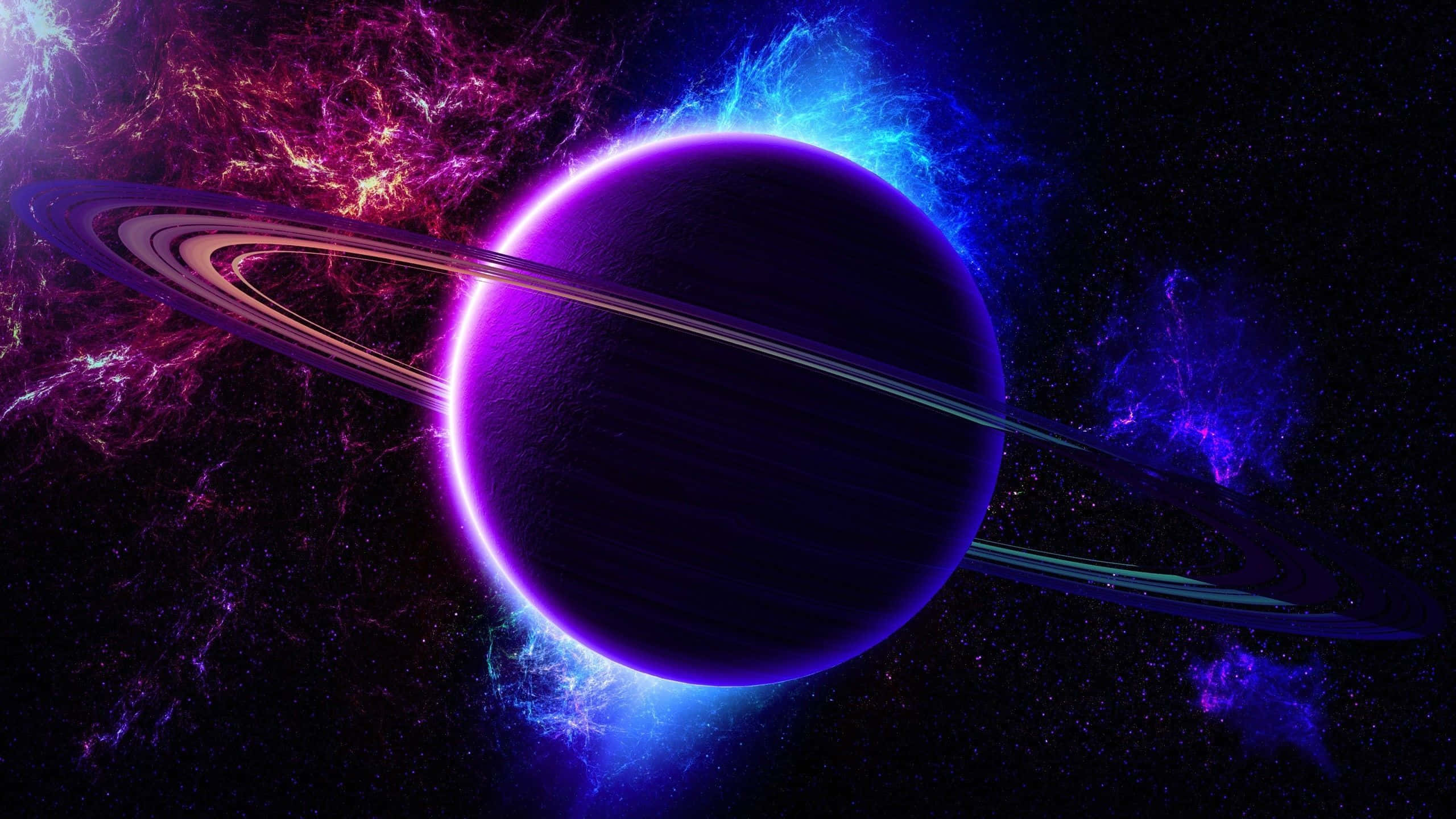 YouTube Cover 桌布 壁紙 — 一顆發光的紫色行星帶有光環，在宇宙星雲背景下散發出充滿活力的能量。