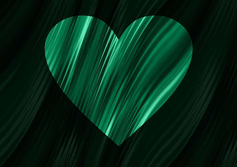 Green Heart 桌布 壁紙 — 一顆發光的翡翠心臟在帶有流動條紋的深綠色紋理背景上散發光芒。