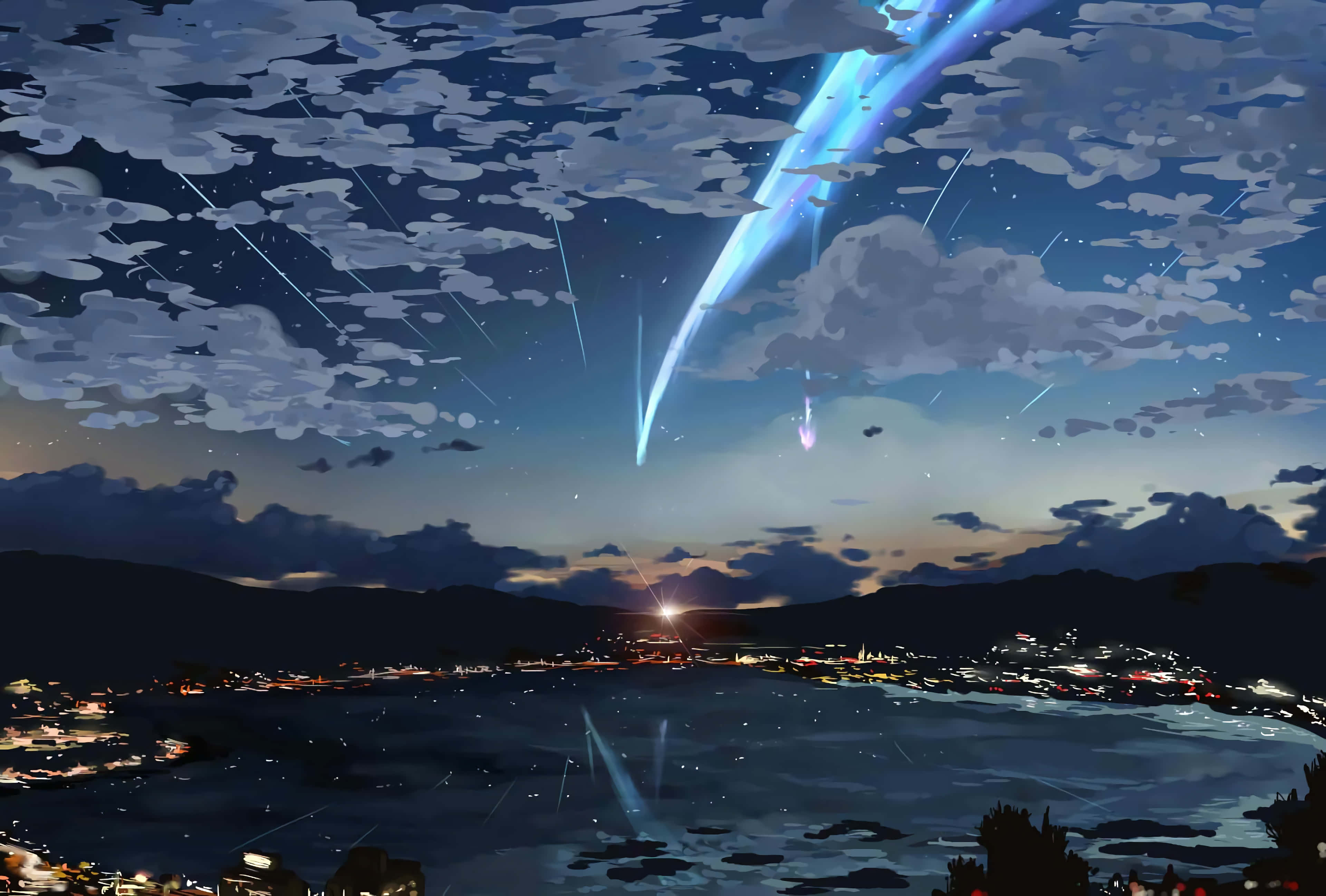 Anime Sky 桌布 壁紙 — 一顆發光的藍色彗星劃過繁星點點的暮色天空，越過坐落在山水之間的沿海小鎮。