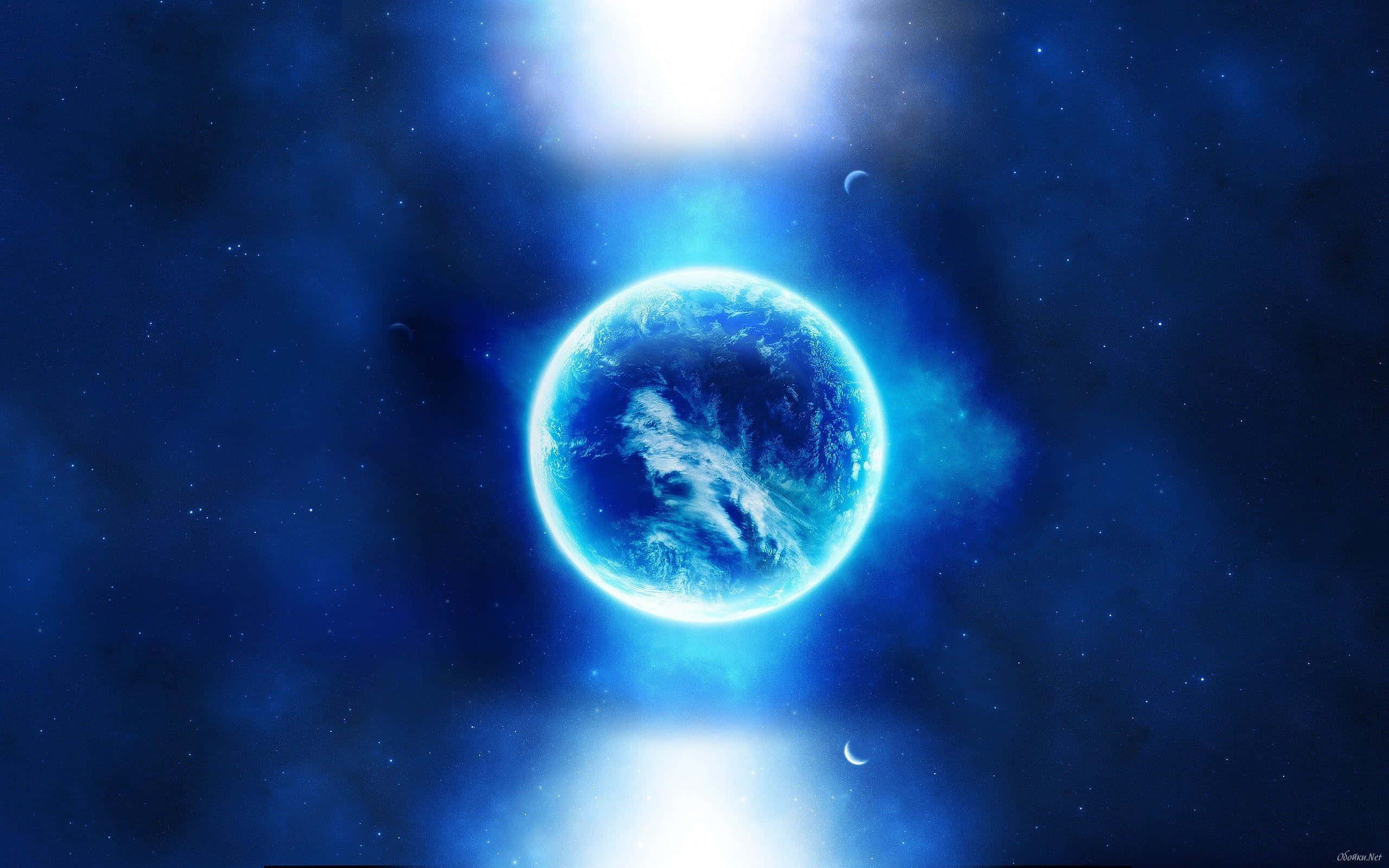 Blue Planet 桌布 壁紙 — 一顆發光的藍色行星，帶有漩渦狀的雲層和海洋，在星光燦爛的宇宙背景下沐浴在光芒中。