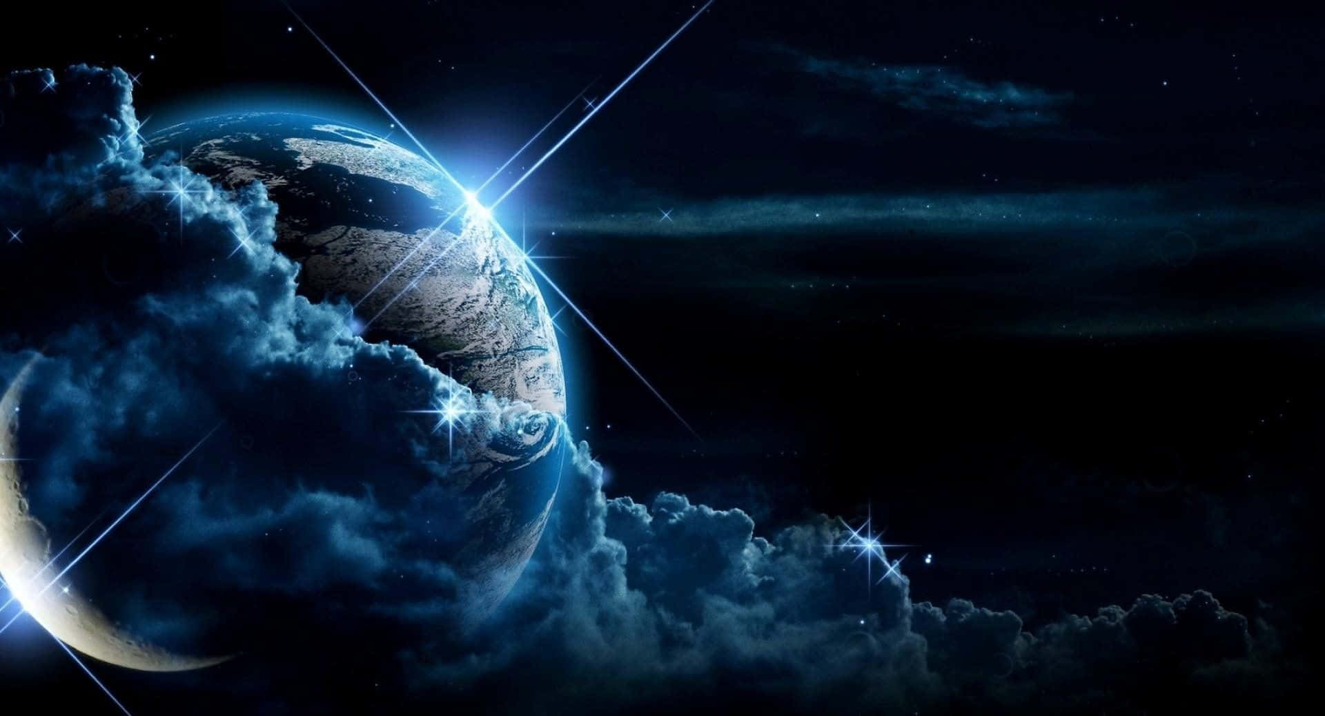 Cool Space 桌布 壁紙 — 一顆發光的藍色行星，部分被旋轉的雲層遮蔽，在星光燦爛的宇宙天空下，伴隨著耀眼的光束。