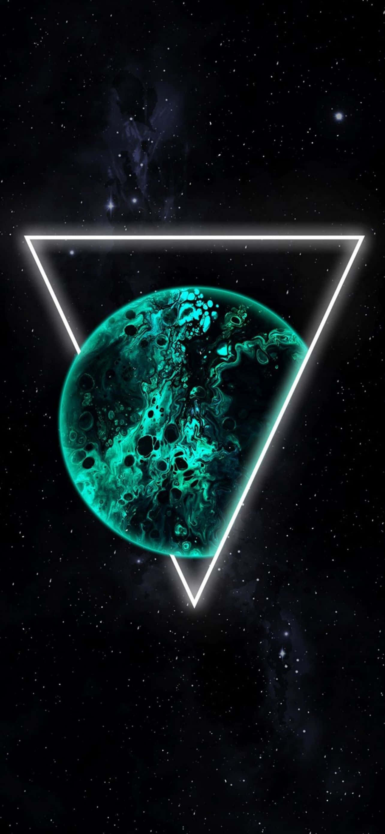 型格 iPhone 壁紙 桌布 壁紙 — 一顆發光的青綠色行星帶有漩渦圖案，被一個明亮的白色霓虹三角形框住，背景是繁星點點的宇宙。