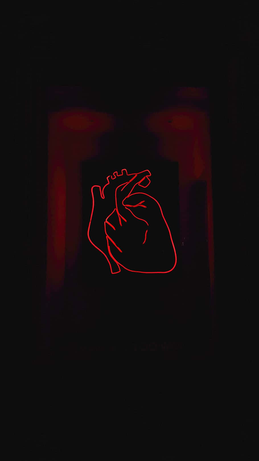 Broken Heart Black 桌布 壁紙 — 一顆發光紅色霓虹燈人體心臟輪廓在漆黑背景上跳動，帶有微弱的紅色環境光。