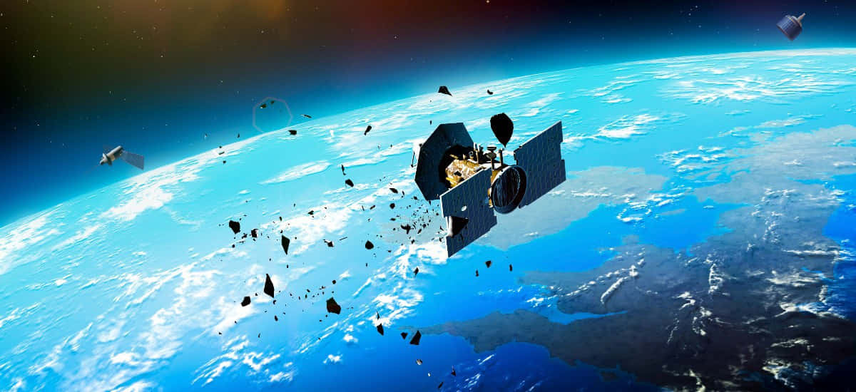 Space Debris 桌布 壁紙 — 一顆衛星在地球上空的軌道上解體，周圍環繞著碎片和其他衛星，背景是星空。