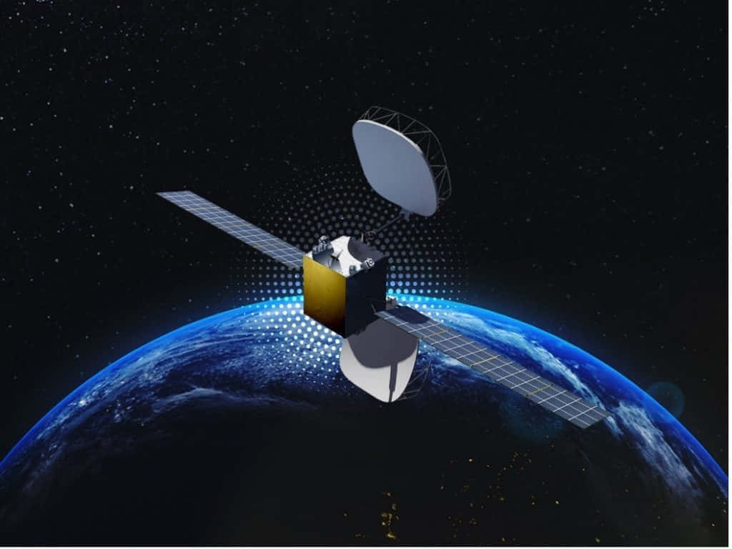 Satellite Technology 桌布 壁紙 — 一顆詳細的衛星在繁星點點的黑色天空和發光的藍色大氣帶襯托下繞地球運行。