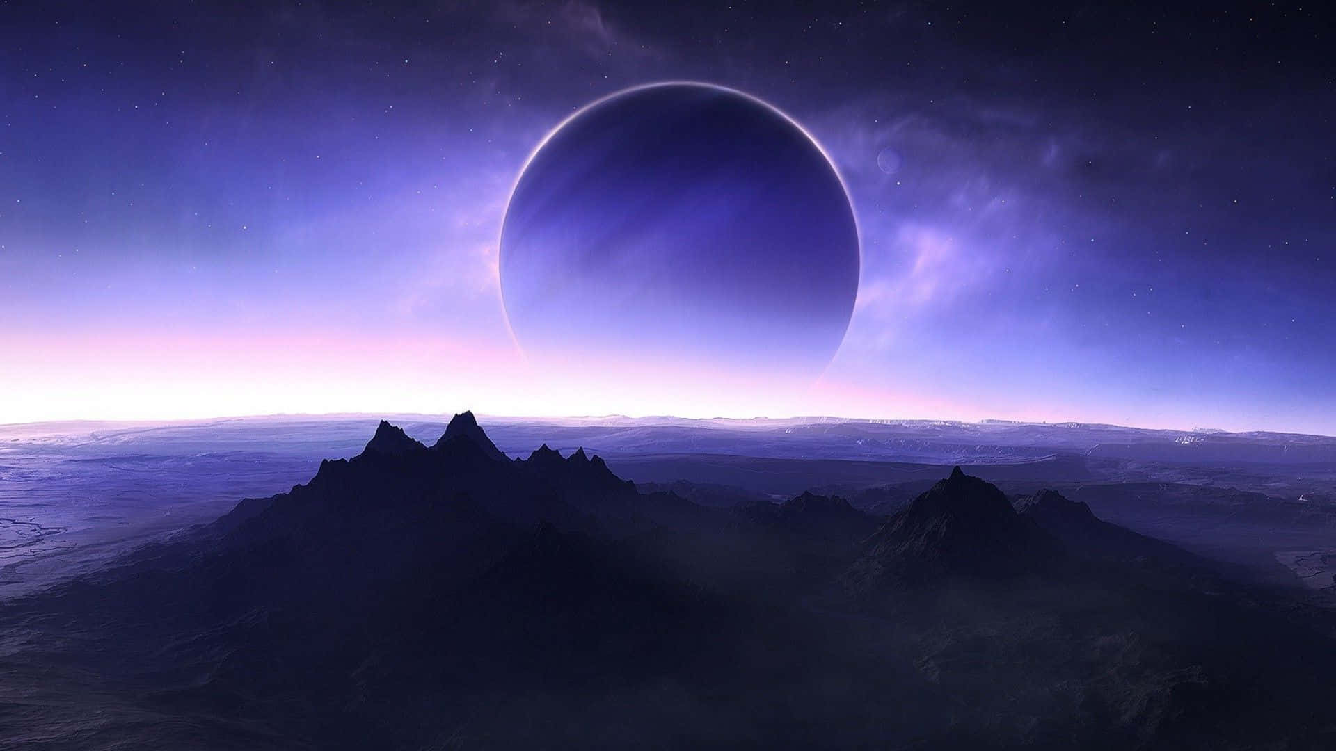 Universe 桌布 壁紙 — 一顆雄偉的紫色行星在繁星點點的暮色天空下，聳立於崎嶇的山峰之上。