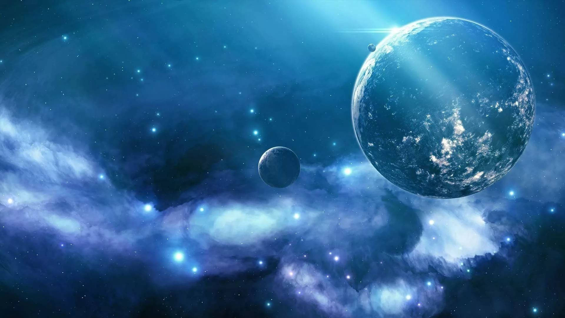 銀河 桌布 壁紙 — 一顆雄偉的藍色行星，帶有旋轉的雲層和發光的太陽光束，漂浮在繁星點點的星雲中，附近還有一顆較小的衛星。