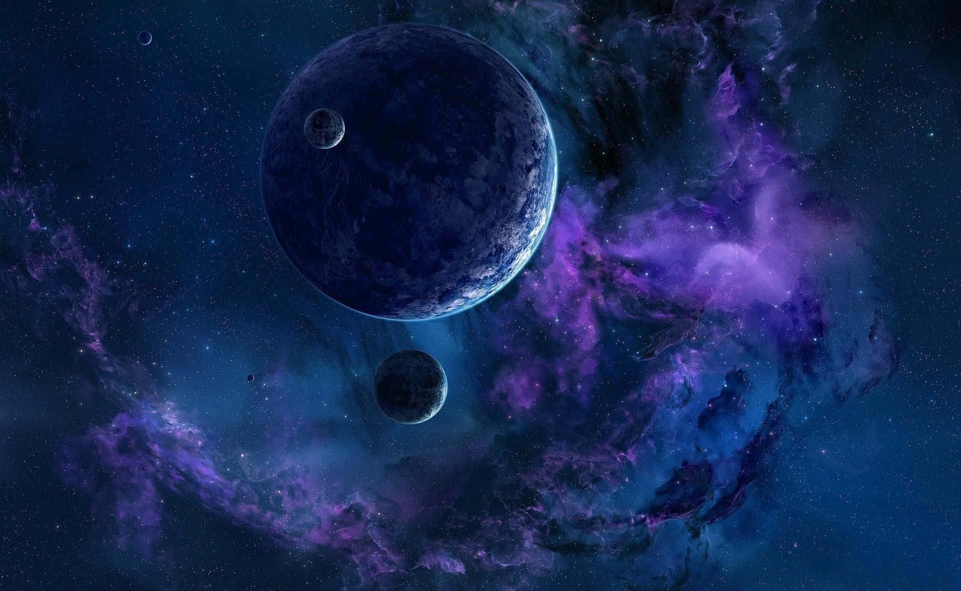 dark matter 桌布 壁紙 — 一顆雄偉的藍色行星帶著衛星，在旋轉的紫色星雲和遙遠恆星之間的宇宙廣闊中運行。