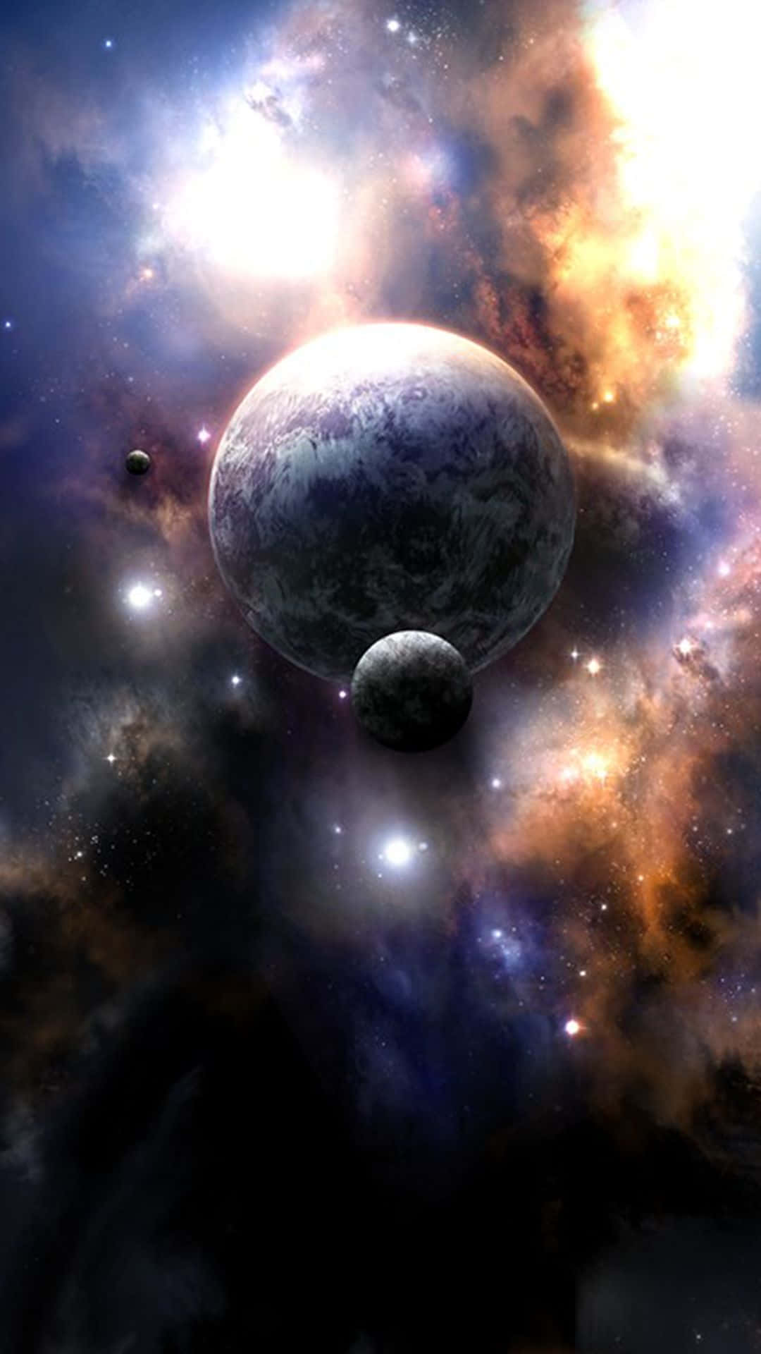 Mobile Phone 桌布 壁紙 — 一顆雄偉的行星帶著一顆衛星，在充滿活力的星雲中運行，星雲散發著橙色、藍色和白色的宇宙塵埃光芒。