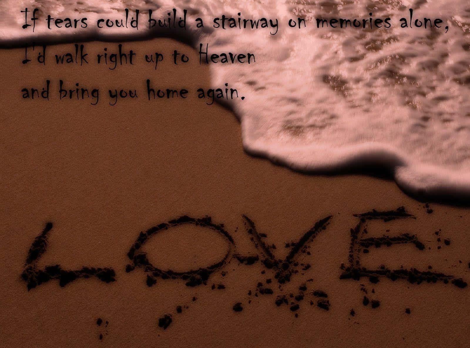 Sad Love 桌布 壁紙 — 一首感人至深的詩歌刻在濕沙上，旁邊是退去的海浪，LOVE 這個詞以粗體書寫。
