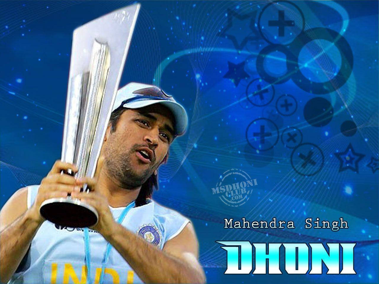 丁尼板球隊隊長 壁紙 — Mahendra Singh Dhoni 喺充滿星星同加號符號嘅鮮豔藍色數碼背景前，拎住一個閃閃發光嘅銀色獎盃。