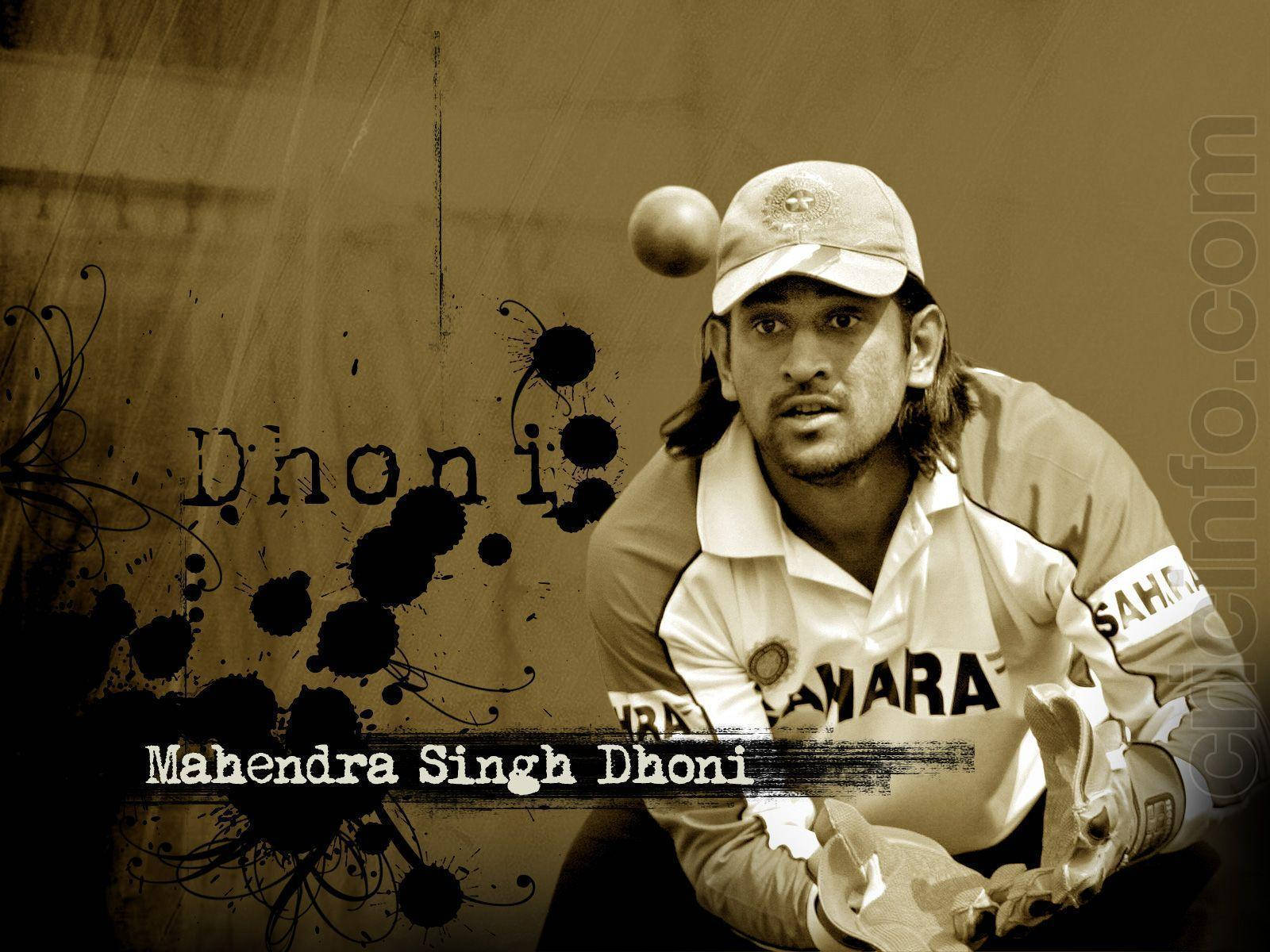 丁尼棕褐色調海報 壁紙 — Mahendra Singh Dhoni 穿著板球裝備，在帶有他名字風格的懷舊色調塗鴉背景下，將球平衡在半空中。