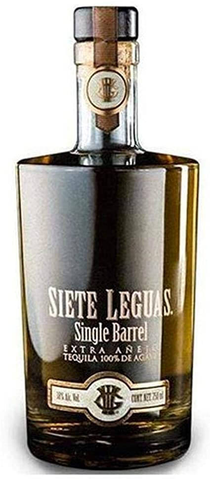 帶有金色和白色標籤的Siete Leguas Single Barrel Extra Añejo龍舌蘭酒瓶。