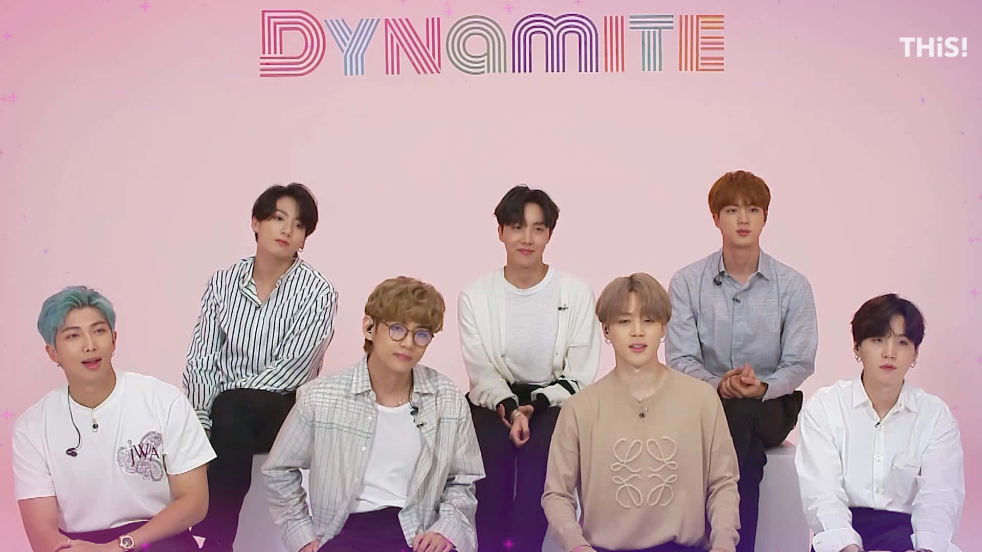 Dynamite - 壁紙 — 七位K-pop偶像在充滿活力的粉紅色背景前自信地擺姿勢，上方有'DYNAMITE'文字。