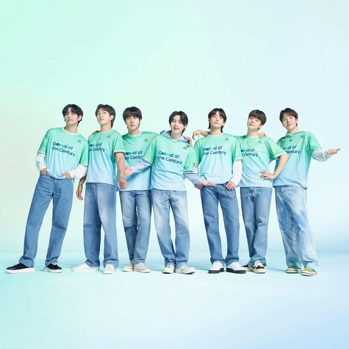 Bts Endorsements 桌布 壁紙 — 七位年輕男士穿著相配的淺綠色襯衫和藍色牛仔褲，在柔和的薄荷色背景前隨意擺姿勢。