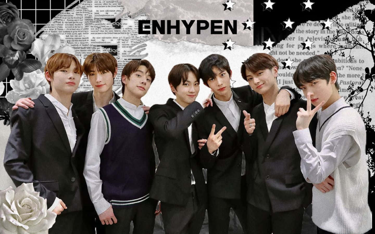 Enhypen Laptop 桌布 壁紙 — 七位年輕男士身穿時尚西裝，在充滿文字、玫瑰和星星的紋理背景前自信地擺姿勢。