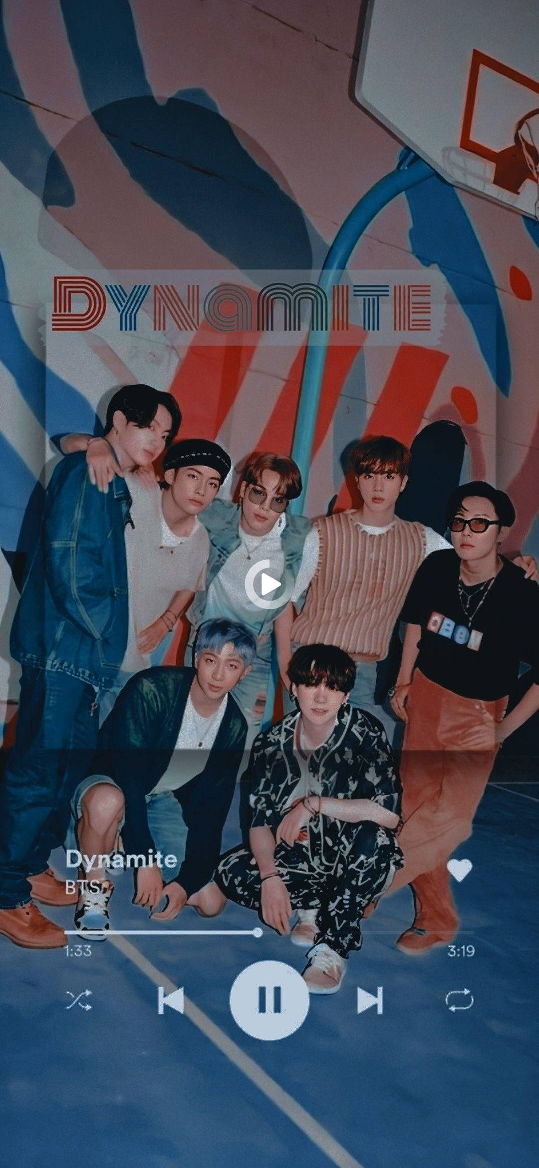 BTS 美學 桌布 壁紙 — 七位年輕男子在充滿活力的抽象壁畫下，自信地在佈滿塗鴉的籃球場上擺姿勢。