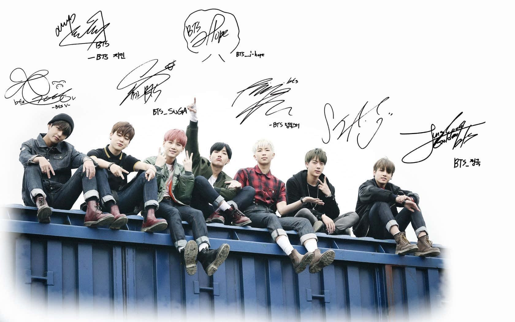 Bangtan Sonyeondan 桌布 壁紙 — 七位年輕男子穿著休閒街頭服飾，自信地站在藍色貨櫃上，手寫簽名漂浮在他們上方。