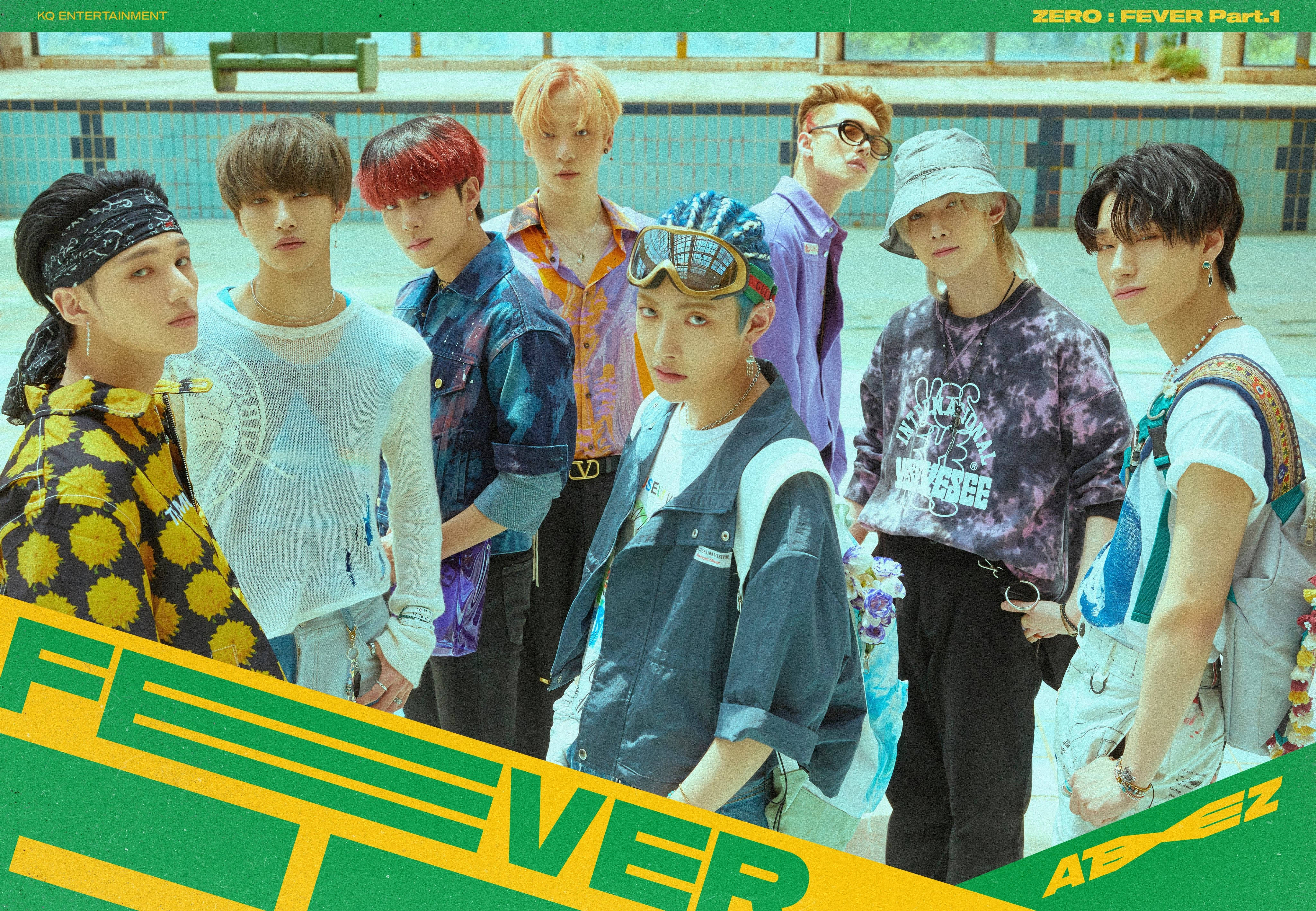 ATEEZ Fever 壁紙 — 七位時尚年輕男士穿著色彩繽紛的街頭服飾，在明亮的日光下自信地在泳池邊擺姿勢。