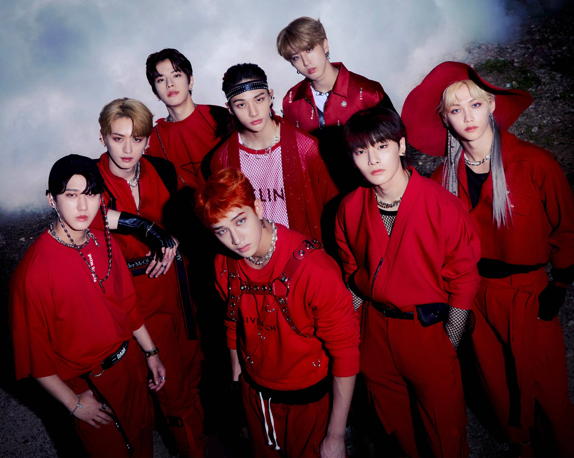 七位K-pop偶像穿著相配的紅色服裝為攝影棚照片擺姿勢。 — Stray kids GIF 壁紙