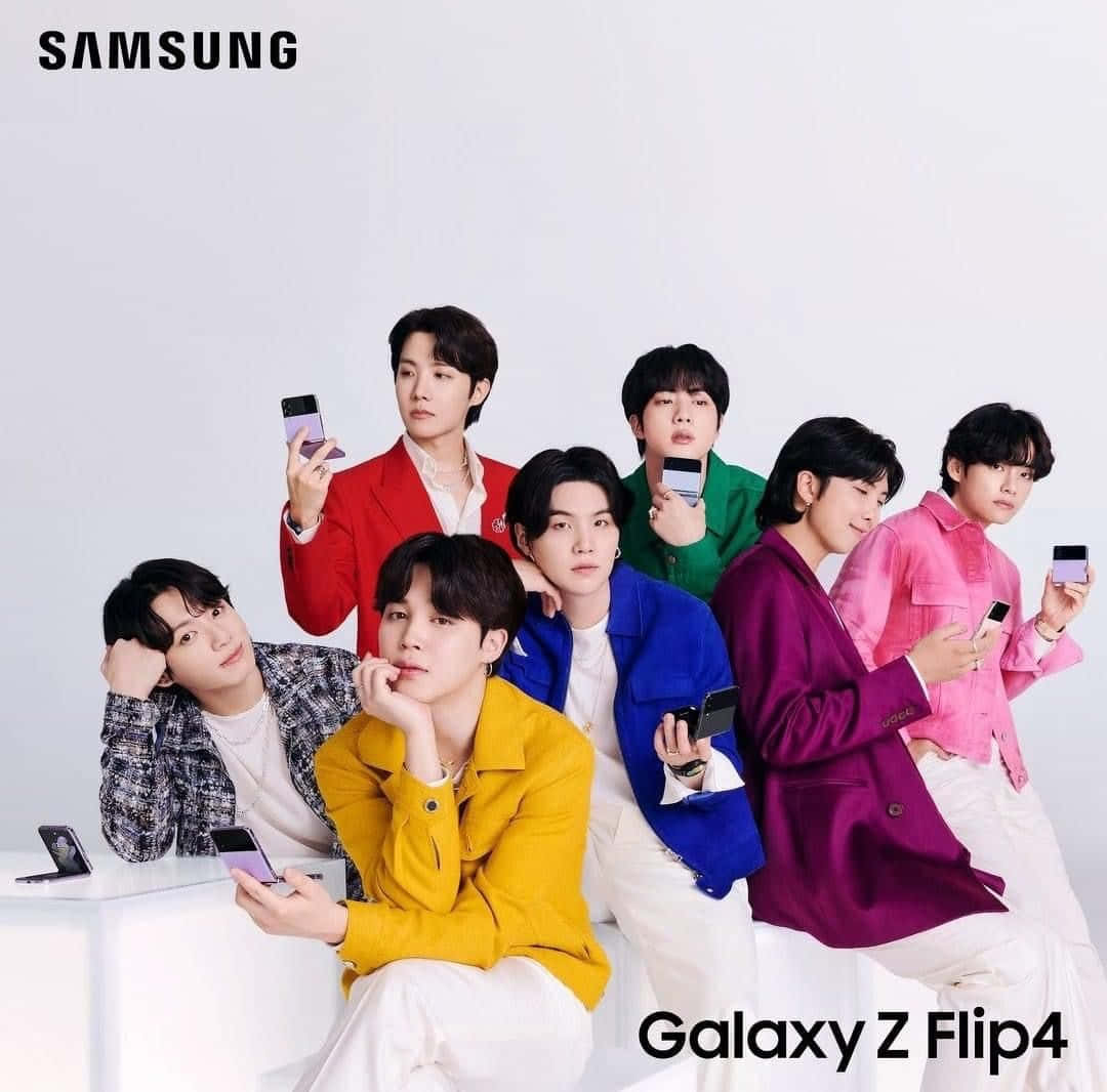 Bts Endorsements 桌布 壁紙 — 七位時尚年輕男士身穿鮮豔外套，在潔白的工作室背景前，手持三星 Galaxy Z Flip4 手機擺姿勢。