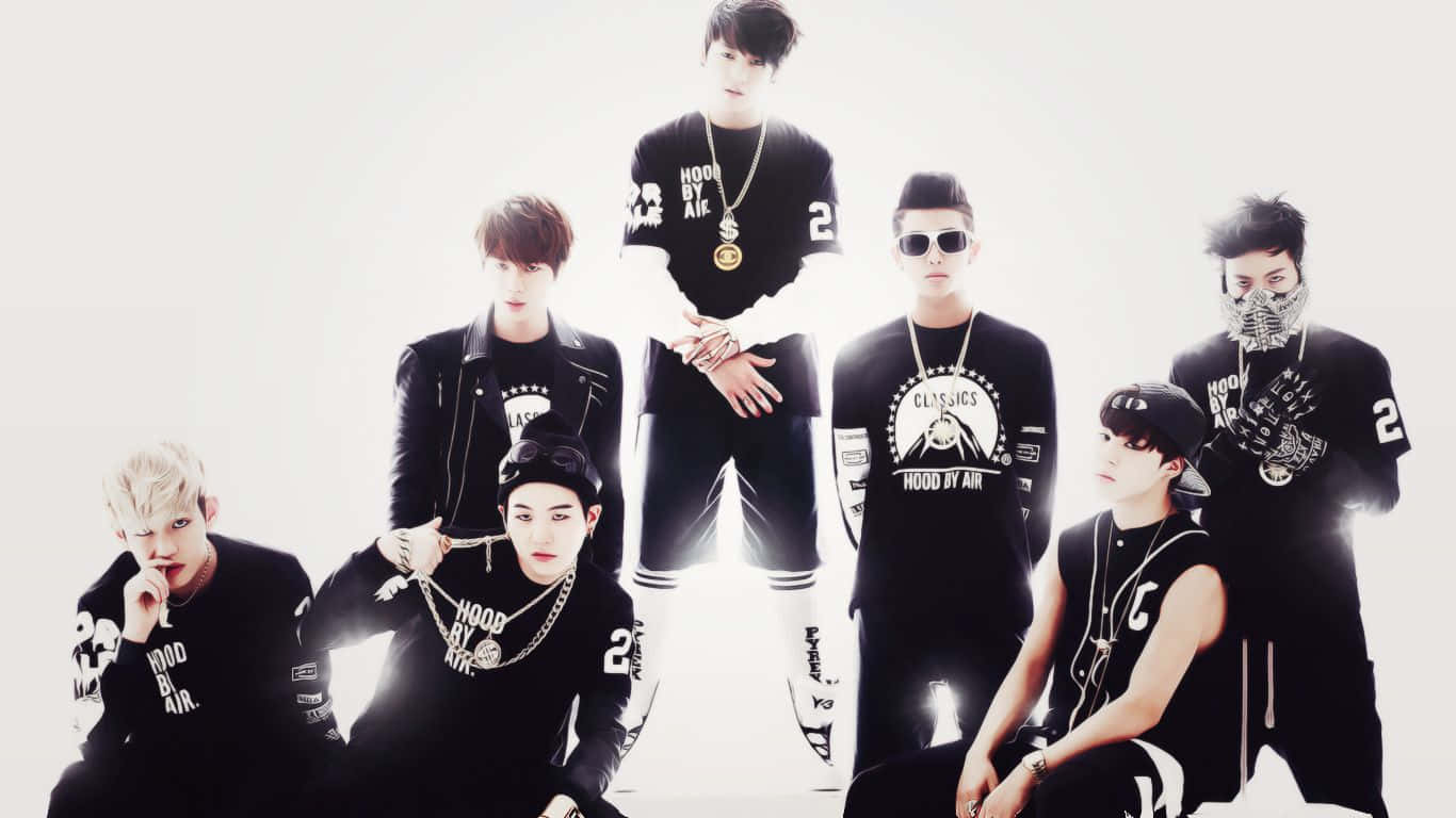 Bangtan Sonyeondan 桌布 壁紙 — 七位時尚年輕男子身穿黑色街頭服飾，在純白背景前以戲劇性燈光自信擺姿勢。
